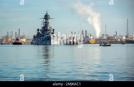 Les équipages de bateaux des forces de l'ordre protègent le cuirassé USS Texas alors que les équipages de bateaux pilotes remorqueront le navire historique le long du chenal Houston Ship Channel près de Baytown, Texas, le 31 août 2022. L'USS Texas est en train de passer du site historique de l'État du champ de bataille de San Jacinto à la porte, Texas, à un quai à sec à Galveston, Texas, où il subira des réparations importantes de la coque. Banque D'Images