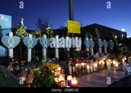 Coeurs en bois avec les noms des victimes de fusillades de masse Valentino Marcos Alvero, Hongying Jian, Yu LUN Kao, Lilian Li, My Nhan, Ming Wei ma, Diana Man Ling Tom, Muoi Dai Ung, Chia Ling Yau, Wen Tau Yu et Ziujuan Yu lors d'un mémorial au Centre civique le vendredi 27 2023 janvier à Monterey Park, Calif. Un homme armé a tué plusieurs personnes au studio de danse de salle de bal le 22 janvier 2023 en pleine célébration du nouvel an lunaire. Banque D'Images