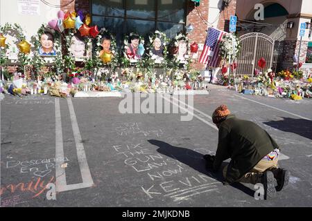 Photos des victimes de fusillades de masse Xiujuan Yu, Diana Tom, Ming Wei ma, Valentino Alvero et My Nhan à un mémorial devant le Star Ballroom Dance Studio le vendredi 27 janvier 2023, à Monterey Park, Calif. Un homme armé a tué plusieurs personnes au studio de danse de salle de bal le 22 janvier 2023 en pleine célébration du nouvel an lunaire. Banque D'Images