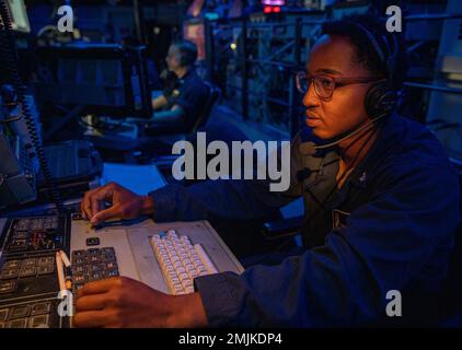 MER DES PHILIPPINES (31 août 2022) technicien en cryptographie (technique) 3rd classe Esaïe Preston, de Huntsville, Alabama, montre dans le centre d'information de combat à bord du croiseur à missiles guidés de classe Ticonderoga USS Chancellorsville (CG 62) dans la mer des Philippines le 31 août 2022. Chancellorsville est déployé vers l'avant à la flotte américaine 7th pour soutenir la sécurité et la stabilité dans l'Indo-Pacifique et est affecté au commandant de la Force opérationnelle 70, une force prête pour le combat qui protège et défend l'intérêt maritime collectif de ses alliés et partenaires dans la région. Banque D'Images