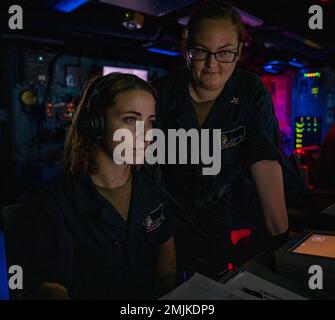 MER DES PHILIPPINES (31 août 2022) le Seaman Priscilla Wcianidepass, technicien de Sonar de Monterrey (Mexique), et la classe Jessica, technicien de Sonar 2nd vend, de Melbourne (Floride), une montre dans la salle de contrôle du sonar à bord du croiseur à missiles guidés de classe Ticonderoga USS Chancellorsville (CG 62) en mer des Philippines le 31 août 2022. Chancellorsville est déployé vers l'avant à la flotte américaine 7th pour soutenir la sécurité et la stabilité dans l'Indo-Pacifique et est affecté au commandant de la Force opérationnelle 70, une force prête pour le combat qui protège et défend l'intérêt maritime collectif de ses alliés et partenaires Banque D'Images