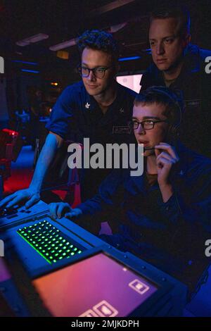 MER DES PHILIPPINES (31 août 2022) des marins regardent dans la salle de contrôle du sonar à bord du croiseur à missiles guidés de classe Ticonderoga USS Chancellorsville (CG 62) en mer des Philippines le 31 août 2022. Chancellorsville est déployé vers l'avant à la flotte américaine 7th pour soutenir la sécurité et la stabilité dans l'Indo-Pacifique et est affecté au commandant de la Force opérationnelle 70, une force prête pour le combat qui protège et défend l'intérêt maritime collectif de ses alliés et partenaires dans la région. Banque D'Images