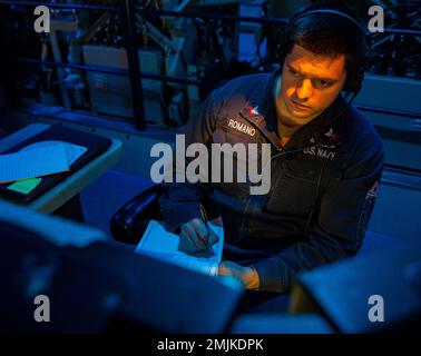 MER DES PHILIPPINES (31 août 2022) technicien en cryptographie (technique) 2nd classe Paul Romano, montre dans le centre d'information de combat à bord du croiseur à missiles guidés de classe Ticonderoga USS Chancellorsville (CG 62) dans la mer des Philippines le 31 août 2022. Chancellorsville est déployé vers l'avant à la flotte américaine 7th pour soutenir la sécurité et la stabilité dans l'Indo-Pacifique et est affecté au commandant de la Force opérationnelle 70, une force prête pour le combat qui protège et défend l'intérêt maritime collectif de ses alliés et partenaires dans la région. Banque D'Images