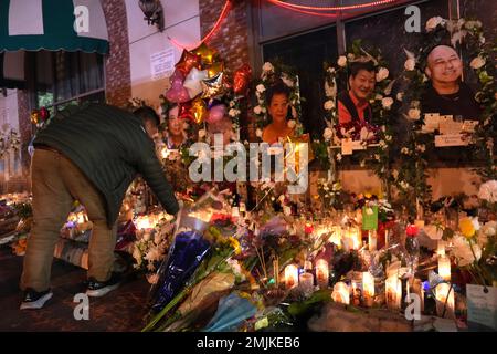 Photos des victimes de fusillades de masse Xiujuan Yu, Diana Tom, Ming Wei ma, Valentino Alvero à un mémorial devant le Star Ballroom Dance Studio le vendredi 27 janvier 2023, à Monterey Park, Calif. Un homme armé a tué plusieurs personnes au studio de danse de salle de bal le 22 janvier 2023 en pleine célébration du nouvel an lunaire. Banque D'Images