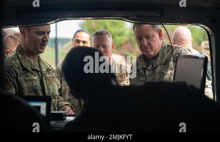 ÉTATS-UNIS Général de la Force aérienne James B. Hecker, États-Unis Le commandant des forces aériennes en Europe et en Afrique reçoit un exposé sur un véhicule tactique de commandement et de contrôle du Parti aérien à la base aérienne de Ramstein, en Allemagne, le 31 août 2022. Hecker a visité plusieurs unités dans le cadre de l'aile des opérations aériennes au sol de 435th pour en apprendre davantage sur leurs capacités. Banque D'Images