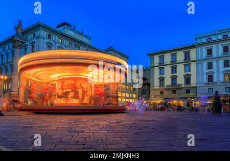 Lumières du carrousel antique illuminé tournant sur la Piazza della Republica à Florence, Italie au coucher du soleil Banque D'Images