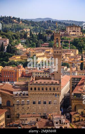 Palazzo Vecchio et les toits rouges du dôme Brunelleschi de la cathédrale Duomo ou de la cathédrale Santa Maria del Fiore, Florence, Italie, vue aérienne Banque D'Images