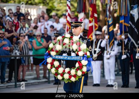 ÉTATS-UNIS 1st classe Jason Hickman, Sergent de la Garde à la tombe du soldat inconnu, appuie une cérémonie de remise des serment des Forces armées à la tombe du soldat inconnu au cimetière national d'Arlington, Arlington, Virginie, le 31 août 2022. La couronne a été déposée par Morten Bødskov, ministre de la Défense du Danemark. Banque D'Images