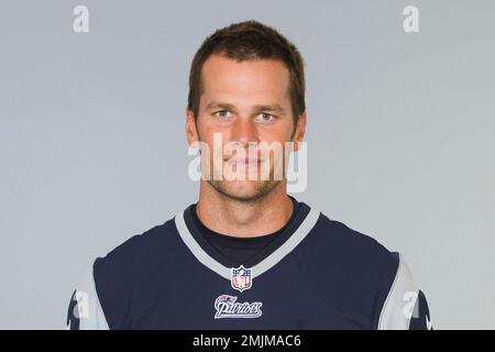 PATRIOTS STAR QUARTERBACK TOM BRADY IN THROWBACK UNIFORM 7x10 photo