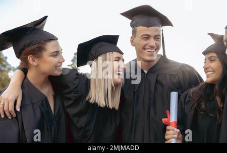 La remise des diplômes, les amis et la diversité des étudiants saluent le succès, l'événement universitaire et le sourire. Groupe heureux, diplômés et célébration de l'université Banque D'Images