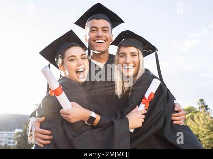 Remise des diplômes, portrait de groupe et hug pour la célébration, le succès et l'événement éducatif en plein air. La diversité, le sourire et les diplômés enthousiastes célèbrent à Banque D'Images