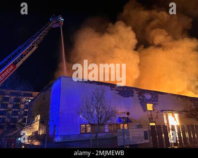 Berlin, Allemagne. 28th janvier 2023. Les flammes sautent dans le ciel nocturne au-dessus de Berlin. Un incendie dans un entrepôt du quartier berlinois d'Oberschöneweide a appelé un grand contingent de plus de 100 personnes d'urgence sur place, tôt samedi matin. Lorsque le service des incendies est arrivé, il s'est avéré que l'entrepôt d'un fabricant de parquet brûlait en pleine quantité. Credit: Julius-Christian Schreiner/dpa/Alay Live News Banque D'Images