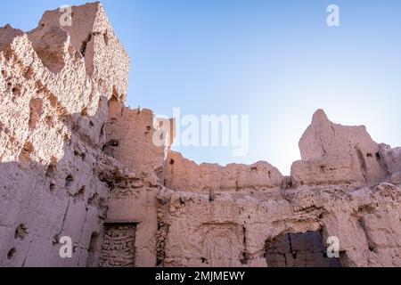 Ruines d'une kasbah ancienne abandonnée le long de la route à travers les montagnes de l'atlas Banque D'Images