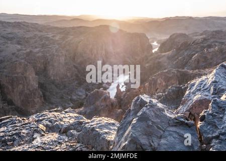 Rivière dans les montagnes rocheuses noires de l'Atlas au Maroc. Banque D'Images