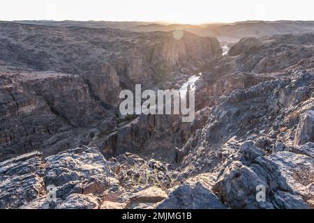 Rivière dans les montagnes rocheuses noires de l'Atlas au Maroc. Banque D'Images