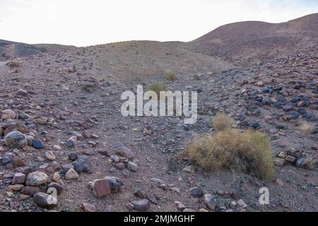 Rivière dans les montagnes rocheuses noires de l'Atlas au Maroc. Banque D'Images