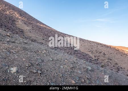 Rivière dans les montagnes rocheuses noires de l'Atlas au Maroc. Banque D'Images