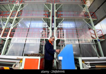 HANDAN, CHINE - le 28 JANVIER 2023 - les travailleurs travaillent dans un atelier d'une entreprise de transformation du plastique à Handan, dans la province de Hebei en Chine du Nord, le 28 janvier 2023. Banque D'Images