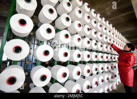 HANDAN, CHINE - le 28 JANVIER 2023 - Un travailleur travaille dans un atelier d'une entreprise textile à Handan, dans la province de Hebei en Chine du Nord, le 28 janvier 2023. Banque D'Images