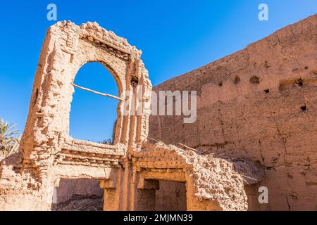 Ruines d'une kasbah ancienne abandonnée le long de la route à travers les montagnes de l'atlas Banque D'Images