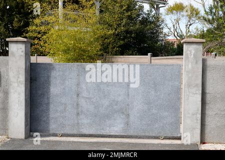 porte moderne de conception grise porte avec panneau en aluminium argent poli partie portail porte extérieure avant de la banlieue maison Banque D'Images