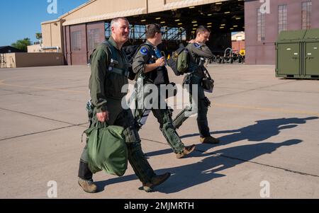 ÉTATS-UNIS Le Sgt. Brent J. Kenney, maître principal de la Force aérienne (à gauche), surintendant du 52nd Escadron du génie civil, se présente à son premier vol de familiarisation (FAM), à 31 août 2022, base aérienne de Luke, en Arizona. Kenney a été sélectionné pour ce vol FAM après avoir remporté le concours Spark Tank 2022. Spark Tank est un événement annuel où les aviateurs et les gardiens ont la possibilité de présenter leurs meilleures idées d'innovation à des dirigeants et de se mesurer à des fonds pour transformer leurs idées en réalité. Banque D'Images