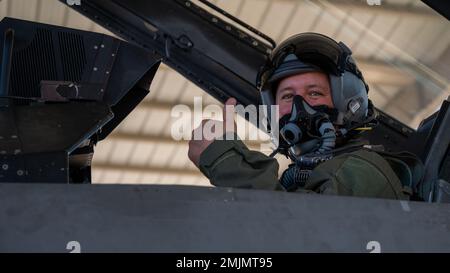 ÉTATS-UNIS Le Sgt. Brent J. Kenney, maître principal de la Force aérienne, surintendant du 52nd Escadron du génie civil, se prépare à son vol de familiarisation (FAM), 31 août 2022, base aérienne Luke, Arizona. Les vols FAM permettent aux personnes de se familiariser avec les opérations de vol peu ou pas, sous la supervision d'un instructeur de vol. Banque D'Images