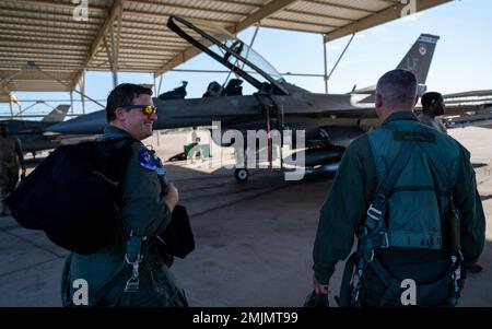 ÉTATS-UNIS Le Sgt. Brent J. Kenney, maître principal de la Force aérienne (à droite), surintendant du 52nd Escadron du génie civil, marche avec le Maj. Charlie Meier (à gauche), directeur adjoint des opérations du 309th Escadron de chasseurs, jusqu'à son premier vol de familiarisation (FAM), à 31 août 2022, base aérienne Luke, en Arizona. Les vols FAM exposent des personnes peu ou pas d'expérience de vol à des opérations de vol sous la supervision d'un instructeur de vol. Banque D'Images