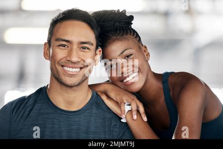 Fitness, portrait ou couple d'amis à la salle de gym et embrasser ou câlin dans l'entraînement, l'exercice ou l'entraînement. Partenariat d'équipe, coach ou Happy Black Banque D'Images