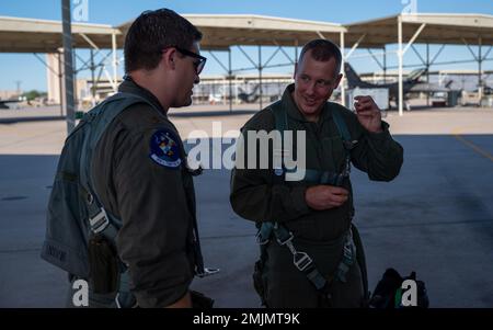 ÉTATS-UNIS Le Sgt. Brent J. Kenney (à droite), chef de l’Escadron du génie civil du 52nd, protège-oreilles avant son premier vol de familiarisation (FAM), à 31 août 2022, à la base aérienne Luke, en Arizona. Kenney a été sélectionné pour ce vol FAM après avoir remporté le concours Spark Tank 2022. Spark Tank est un événement annuel où les aviateurs et les gardiens ont la possibilité de présenter leurs meilleures idées d'innovation à des dirigeants et de se mesurer à des fonds pour transformer leurs idées en réalité. Banque D'Images