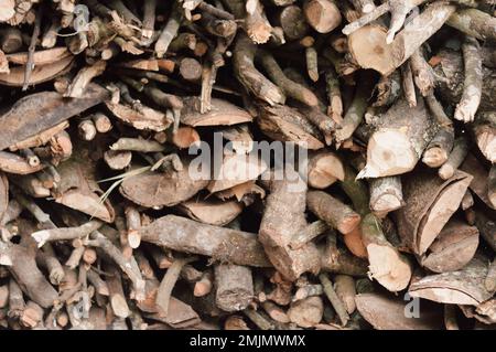 Pile de bois de chauffage haché arrière-plan abstrait. Banque D'Images