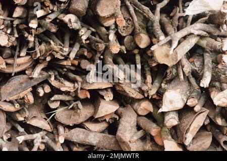 Pile de bois de chauffage haché arrière-plan abstrait. Banque D'Images