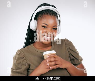 Casque, sourire de femme noire et portrait musical avec café d'un jeune heureux dans un studio. Fond blanc, isolé et bonheur d'un Banque D'Images