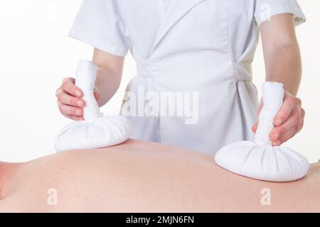 Gros plan d'Un massage de la thérapie de balle de la Compress de fines herbes au Spa salon Banque D'Images