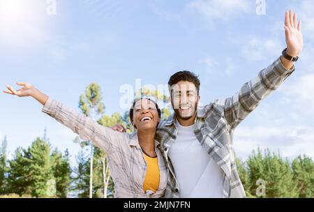 Portrait, couple d'amis et liberté de randonnée dans la nature, la forêt et le parc. Diversité, homme et femme célèbrent le voyage, la réalisation et l'aventure Banque D'Images