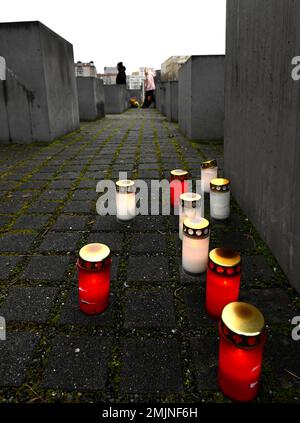 Berlin, Allemagne. 27th janvier 2023. Des bougies sont vues au Mémorial des Juifs d'Europe assassinés à Berlin, Allemagne, le 27 janvier 2023. Le mémorial, situé dans le centre de Berlin, a été construit pour rappeler environ 6 millions de Juifs tués par les Nazis pendant la Seconde Guerre mondiale En 2005, l'Assemblée générale des Nations Unies a adopté une résolution qui a désigné le 27 janvier Journée internationale de commémoration en mémoire des victimes de l'Holocauste. Crédit: REN Pengfei/Xinhua/Alay Live News Banque D'Images