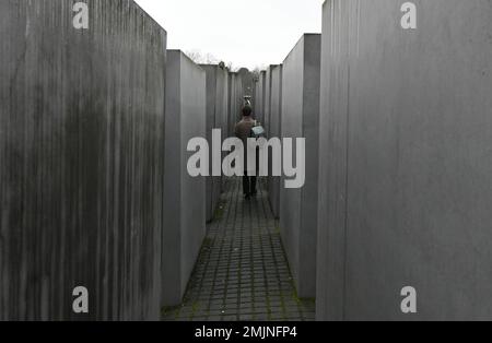 Berlin, Allemagne. 27th janvier 2023. Un homme visite le Mémorial des Juifs d'Europe assassinés à Berlin, Allemagne, le 27 janvier 2023. Le mémorial, situé dans le centre de Berlin, a été construit pour rappeler environ 6 millions de Juifs tués par les Nazis pendant la Seconde Guerre mondiale En 2005, l'Assemblée générale des Nations Unies a adopté une résolution qui a désigné le 27 janvier Journée internationale de commémoration en mémoire des victimes de l'Holocauste. Crédit: REN Pengfei/Xinhua/Alay Live News Banque D'Images