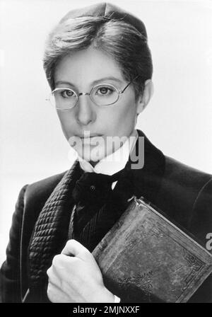 BARBRA STREISAND dans YENTL (1983), dirigée par BARBRA STREISAND et HARRY d'ABBADIE d'ARRAST. Crédit : M. G. M/ARTISTE-UNIE / Album Banque D'Images