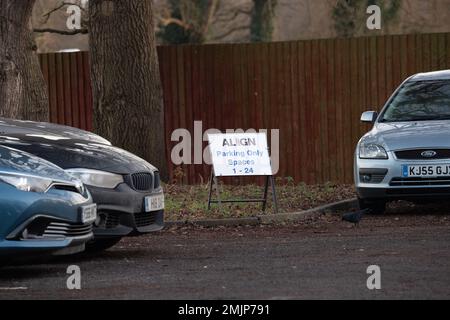 Harefield, Royaume-Uni. 27th janvier 2023. À partir de cette semaine, le conseil de Hillingdon a mis en place de nouvelles restrictions de stationnement sur une partie de Moorhall Road par l'enceinte de HS2 qui arrêtera HS2 employés et d'autres personnes qui garderont leurs voitures sur la route très fréquentée utilisée par les véhicules, y compris de nombreux camions de transport HS2. Les restrictions de stationnement expérimentales s'appliquent de 8am à 6,30pm du lundi au samedi. Au lieu de cela, HS2 employés et sous-traitants d'Align stationne maintenant dans le parking du pub River House (illustré) et dans l'ancien parking de bureau de Widewater place. Crédit : Maureen McLean/Alay Banque D'Images