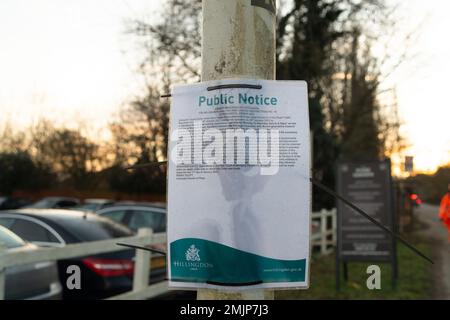Harefield, Royaume-Uni. 27th janvier 2023. À partir de cette semaine, le conseil de Hillingdon a mis en place de nouvelles restrictions de stationnement sur une partie de Moorhall Road par l'enceinte de HS2 qui arrêtera HS2 employés et d'autres personnes qui garderont leurs voitures sur la route très fréquentée utilisée par les véhicules, y compris de nombreux camions de transport HS2. Les restrictions de stationnement expérimentales s'appliquent de 8am à 6,30pm du lundi au samedi. Au lieu de cela, HS2 employés et sous-traitants d'Align stationne maintenant dans le parking du pub River House et dans l'ancien parking de bureau de Widewater place. Crédit : Maureen McLean/Alay Banque D'Images