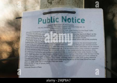 Harefield, Royaume-Uni. 27th janvier 2023. À partir de cette semaine, le conseil de Hillingdon a mis en place de nouvelles restrictions de stationnement sur une partie de Moorhall Road par l'enceinte de HS2 qui arrêtera HS2 employés et d'autres personnes qui garderont leurs voitures sur la route très fréquentée utilisée par les véhicules, y compris de nombreux camions de transport HS2. Les restrictions de stationnement expérimentales s'appliquent de 8am à 6,30pm du lundi au samedi. Au lieu de cela, HS2 employés et sous-traitants d'Align stationne maintenant dans le parking du pub River House et dans l'ancien parking de bureau de Widewater place. Crédit : Maureen McLean/Alay Banque D'Images