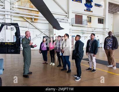 Base aérienne D'ANDERSEN, Guam (31 août 2022) - des membres du personnel civil et militaire de la région commune Marianas ont visité les hangars et les espaces de l'Escadron de combat de la mer d'hélicoptères 25 'Chevaliers de l'île' lors de leur intégration au JRM. Banque D'Images