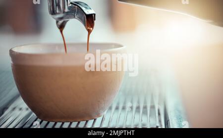 Machine à café, tasse et restaurant avec une boisson à base de caféine ou un espresso versé dans l'industrie des services. Cuisine, café et boisson avec le versement Banque D'Images