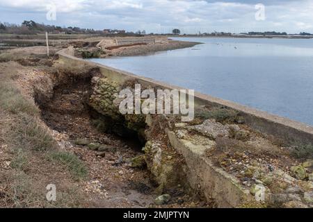 L'érosion côtière a causé une brèche dans la digue en 2020 et la perte du sentier, Langstone Harbour, à la réserve naturelle de Southmoor, Hampshire, Angleterre, Royaume-Uni Banque D'Images