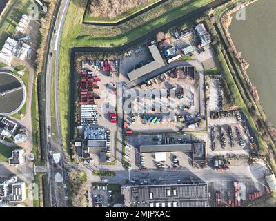 Centre de collecte des déchets, centre de recyclage, traitement et séparation des flux de déchets, réutilisation des matériaux. Vue aérienne en hauteur. Banque D'Images