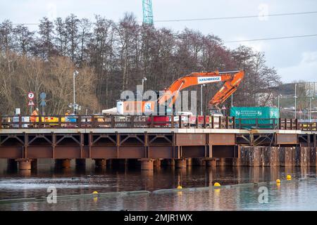 Harefield, Uxbridge, Royaume-Uni. 27th janvier 2023. HS2 travaux de construction de rails à grande vitesse pour le viaduc de la construction de plaques, l'installation de barrages-coffres et la construction de jetées ont eu lieu dans l'ensemble du lac Harefield no 2. La mise en tas rotative pour les jetées de terre et de lac est maintenant en cours. Le populaire centre d'activités de plein air Hillingdon pour la voile et le canotage sur le lac a été fermé en permanence pour HS2. Il a été largement rapporté dans la presse aujourd'hui qu'il y a une possibilité que HS2 pourrait terminer à l'ouest de Londres et pas Euston en raison des coûts, cependant, le chancelier Jeremy Hunt a nié cela et a dit "qu'il c Banque D'Images