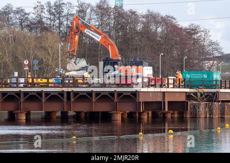 Harefield, Uxbridge, Royaume-Uni. 27th janvier 2023. HS2 travaux de construction de rails à grande vitesse pour le viaduc de la construction de plaques, l'installation de barrages-coffres et la construction de jetées ont eu lieu dans l'ensemble du lac Harefield no 2. La mise en tas rotative pour les jetées de terre et de lac est maintenant en cours. Le populaire centre d'activités de plein air Hillingdon pour la voile et le canotage sur le lac a été fermé en permanence pour HS2. Il a été largement rapporté dans la presse aujourd'hui qu'il y a une possibilité que HS2 pourrait terminer à l'ouest de Londres et pas Euston en raison des coûts, cependant, le chancelier Jeremy Hunt a nié cela et a dit "qu'il c Banque D'Images