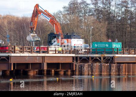 Harefield, Uxbridge, Royaume-Uni. 27th janvier 2023. HS2 travaux de construction de rails à grande vitesse pour le viaduc de la construction de plaques, l'installation de barrages-coffres et la construction de jetées ont eu lieu dans l'ensemble du lac Harefield no 2. La mise en tas rotative pour les jetées de terre et de lac est maintenant en cours. Le populaire centre d'activités de plein air Hillingdon pour la voile et le canotage sur le lac a été fermé en permanence pour HS2. Il a été largement rapporté dans la presse aujourd'hui qu'il y a une possibilité que HS2 pourrait terminer à l'ouest de Londres et pas Euston en raison des coûts, cependant, le chancelier Jeremy Hunt a nié cela et a dit "qu'il c Banque D'Images