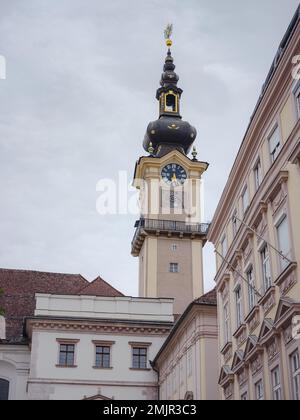 Le château de Landhaus ou Linzer Landhaus a été construit en 1571. C'est un monument architectural du début de la Renaissance. Les amoureux de cette époque tentent d'entrer dans ce magnifique château à leur arrivée à Linz. Banque D'Images