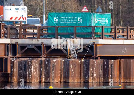 Harefield, Uxbridge, Royaume-Uni. 27th janvier 2023. HS2 travaux de construction de rails à grande vitesse pour le viaduc de la construction de plaques, l'installation de barrages-coffres et la construction de jetées ont eu lieu dans l'ensemble du lac Harefield no 2. La mise en tas rotative pour les jetées de terre et de lac est maintenant en cours. Le populaire centre d'activités de plein air Hillingdon pour la voile et le canotage sur le lac a été fermé en permanence pour HS2. Il a été largement rapporté dans la presse aujourd'hui qu'il y a une possibilité que HS2 pourrait terminer à l'ouest de Londres et pas Euston en raison des coûts, cependant, le chancelier Jeremy Hunt a nié cela et a dit "qu'il c Banque D'Images